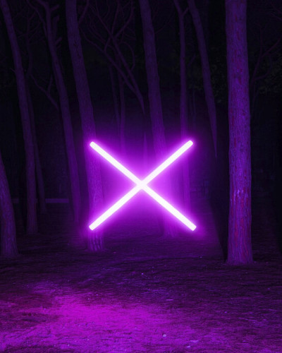 Imagine cu un wallpaper cu lumină violet fluorescentă într-o pădure întunecată. Wallpaper-ul este aplicat pe un perete din livingul unei case moderne. În imagine se poate vedea o canapea gri, o măsuță de cafea și un geam mare cu vedere la oraș.