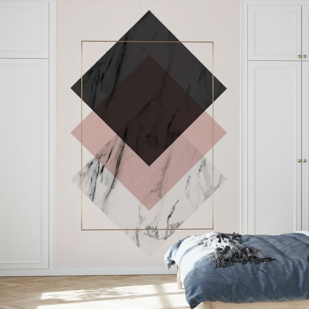Tapet geometric cu model de marmură în tonuri de gri, negru și roz.