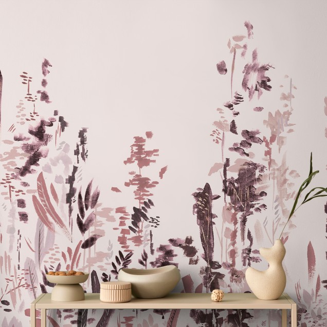 Tapet floral modern Painted Forest, Rose, cu flori delicate în nuanțe de roz, purpuriu și gri, pentru living, dormitor sau birou