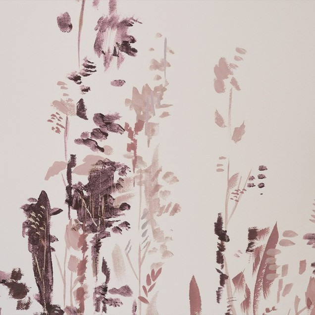 Tapet floral modern Painted Forest, Rose, cu flori delicate în nuanțe de roz, purpuriu și gri, pentru living, dormitor sau birou