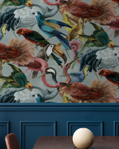 Tapet Bird Bonanza, cu un model de păsări colorate pe un fundal gri deschis.