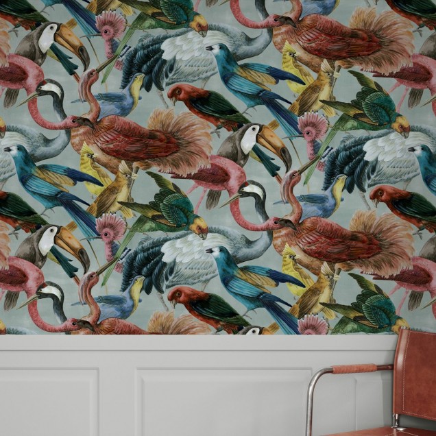 Tapet Bird Bonanza, cu un model de păsări colorate pe un fundal gri deschis.