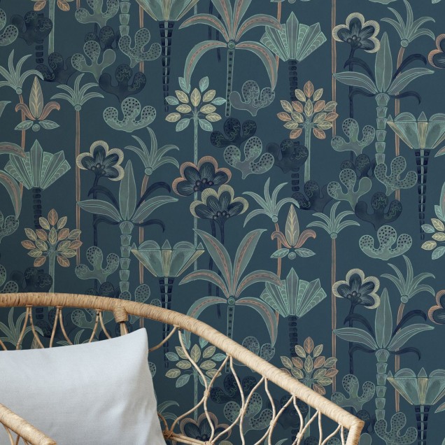 Tapet cu model floral exotic, Jungle Deco, cu frunze tropicale delicate și o paletă de culori vibrante