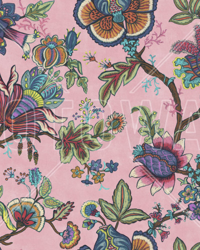 Tapet cu model floral vibrant, in nuante de roz, cu flori colorate si frunze verzi, decorat cu un canapea bleumarin, o masuta de cafea si o planta in ghiveci.