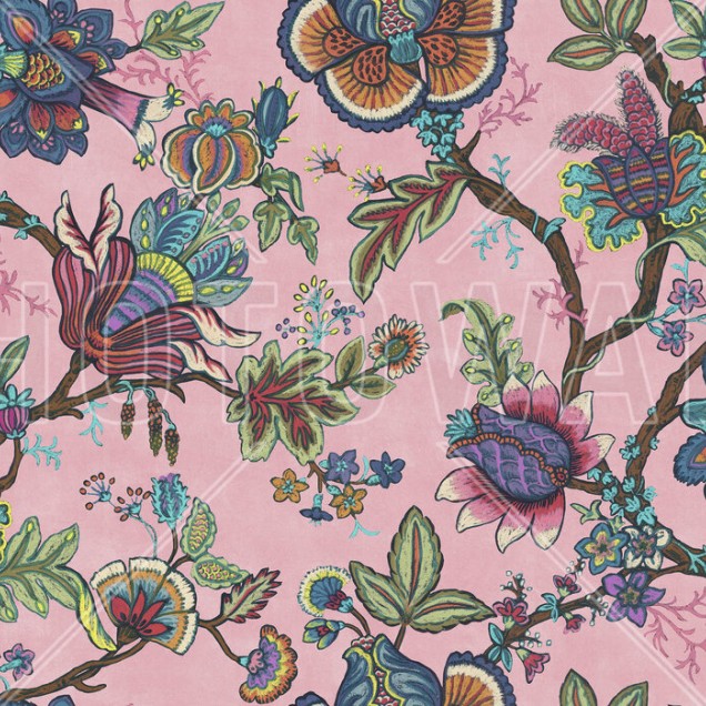 Tapet cu model floral vibrant, in nuante de roz, cu flori colorate si frunze verzi, decorat cu un canapea bleumarin, o masuta de cafea si o planta in ghiveci.