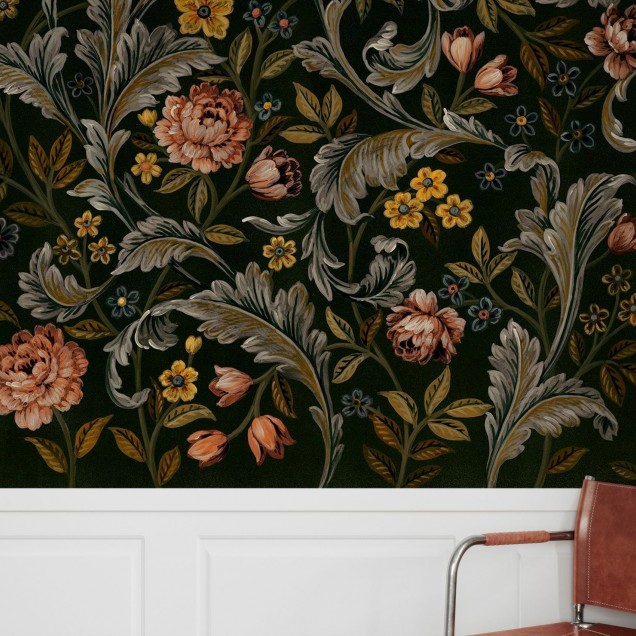 Tapet floral cu motive clasice, cu nuanțe de verde, galben și roz pe un fundal negru.