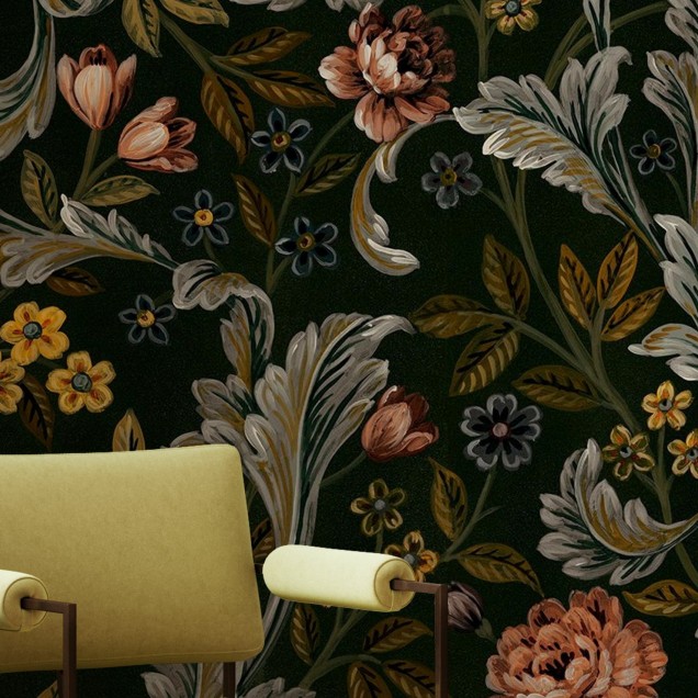 Tapet floral cu motive clasice, cu nuanțe de verde, galben și roz pe un fundal negru.