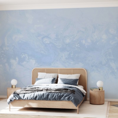 Tapet abstract albastru deschis Senses, Cloudy Blue, cu design modern, în camera de dormitor.