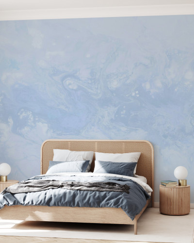 Tapet abstract albastru deschis Senses, Cloudy Blue, cu design modern, în camera de dormitor.