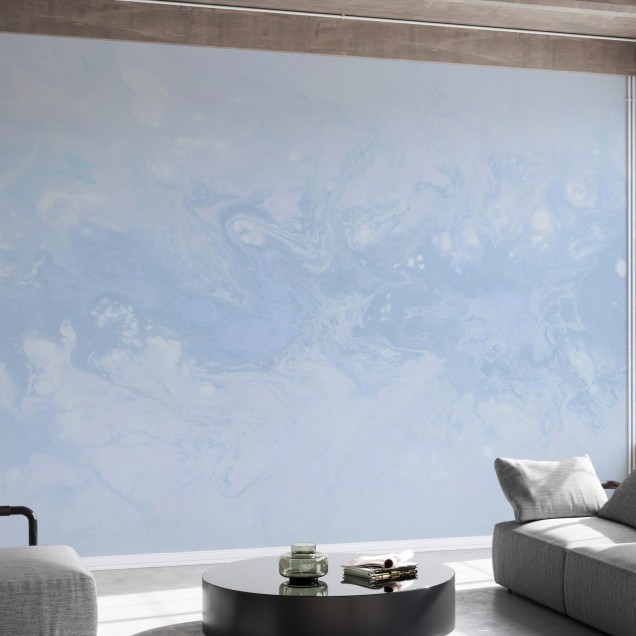 Tapet abstract albastru deschis Senses, Cloudy Blue, cu design modern, în camera de dormitor.