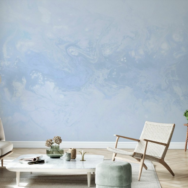 Tapet abstract albastru deschis Senses, Cloudy Blue, cu design modern, în camera de dormitor.