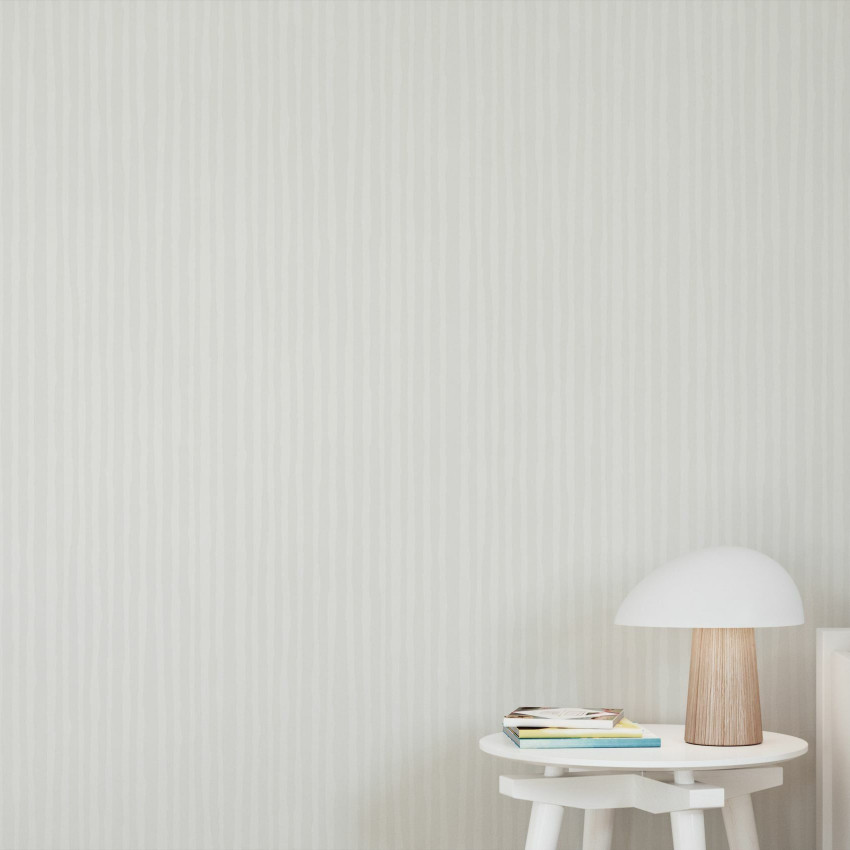 Tapet Lavender Breeze, cu dungi delicate in nuanțe de lavandă, în living