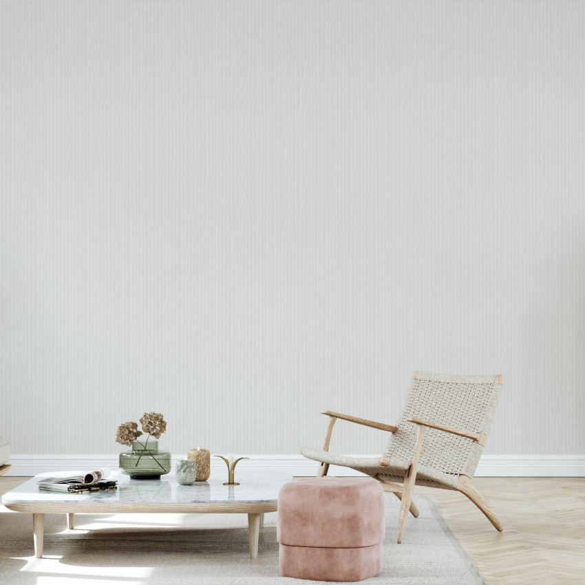 Tapet Lavender Breeze, cu dungi delicate in nuanțe de lavandă, în living