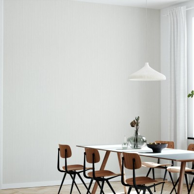 Tapet Khaki Breeze -  cu linii subtile verticale, în nuanțe de bej deschis, într-un living modern cu o masă de dining