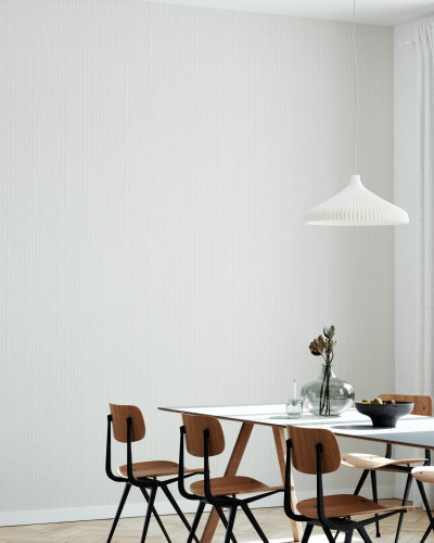 Tapet Khaki Breeze -  cu linii subtile verticale, în nuanțe de bej deschis, într-un living modern cu o masă de dining