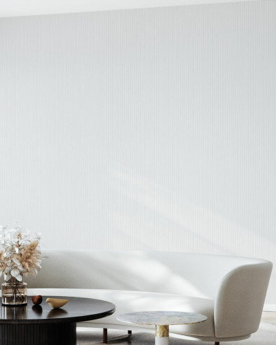 Tapet modern Pearl Breeze cu textură delicată, alb, în cameră cu mobilier minimalist