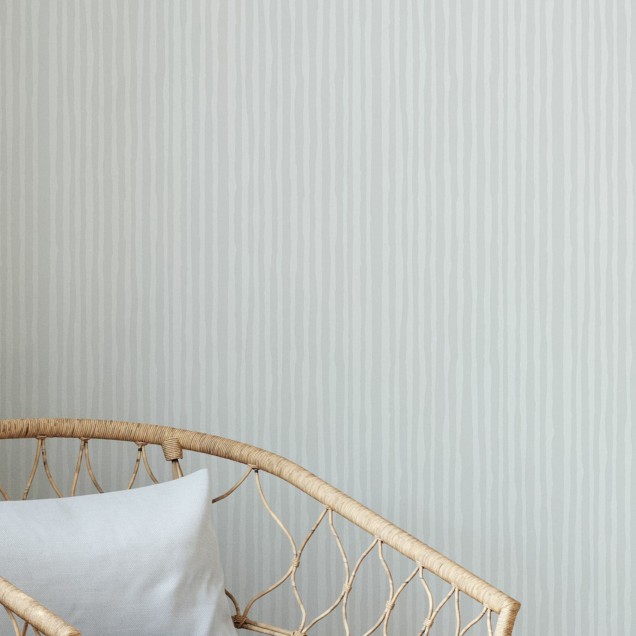 Tapet Lush Breeze cu dungi verticale subtile, delicate, intr-un living modern