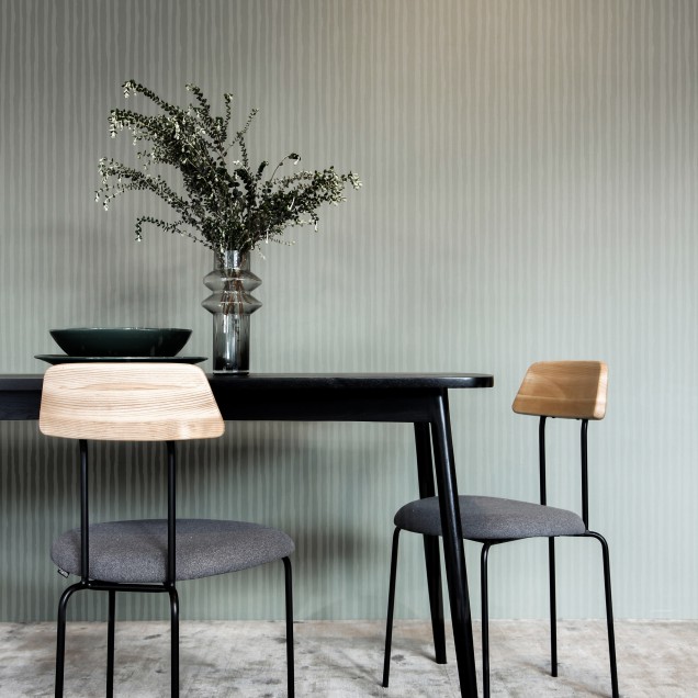 Tapet Lush Breeze cu dungi verticale subtile, delicate, intr-un living modern