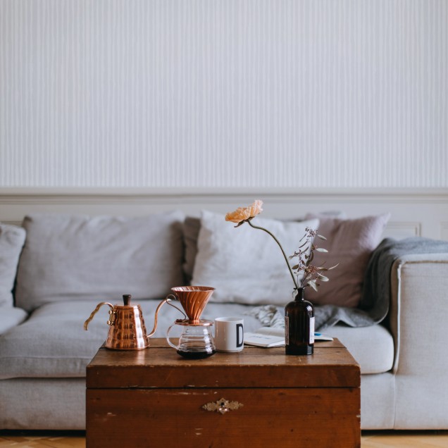 Tapet Lavender Breeze, cu dungi delicate in nuanțe de lavandă, în living
