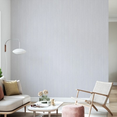 Tapet Lavender Breeze, cu dungi delicate in nuanțe de lavandă, în living