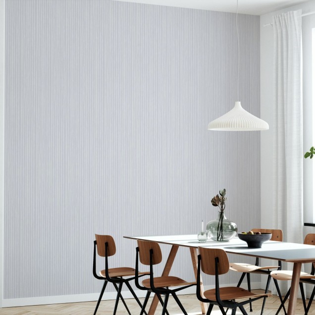 Tapet Lavender Breeze, cu dungi delicate in nuanțe de lavandă, în living