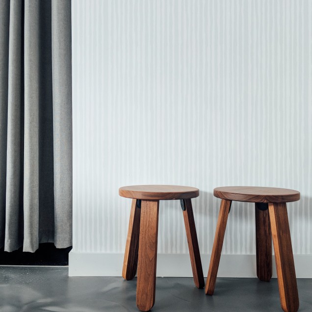 Opace Breeze - Tapet cu dungi subtile, minimalist, ideal pentru a crea un spațiu de relaxare, modern și elegant.