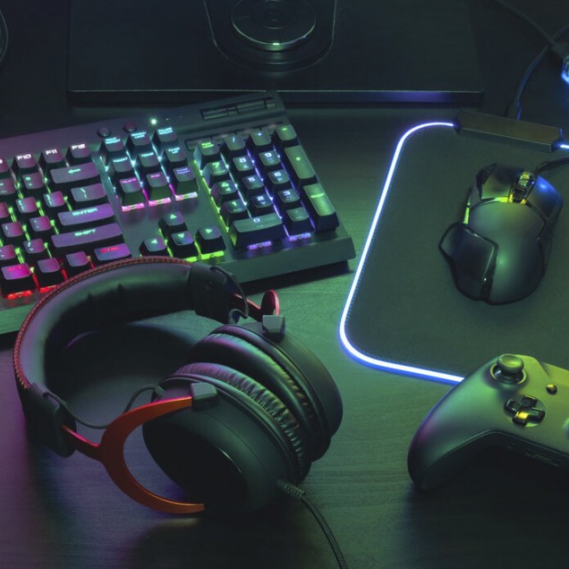 Tapet Gamer Work Space cu tastatură, mouse și cască de gaming.