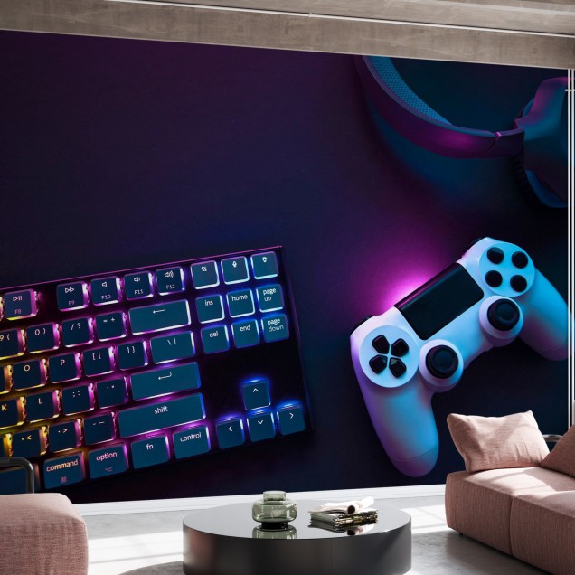 Wallpaper cu o tastatură rgb și un joystick cu o iluminare vibrantă, pe un fundal violet