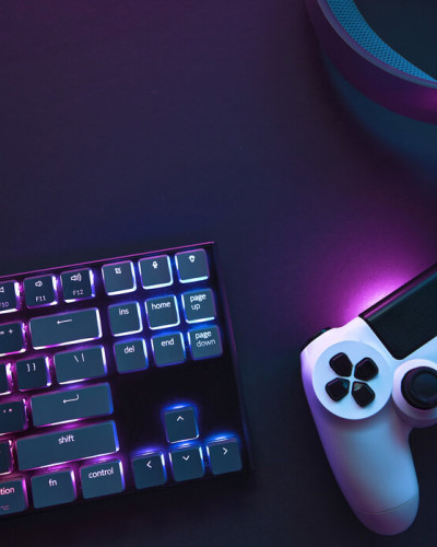 Wallpaper cu o tastatură rgb și un joystick cu o iluminare vibrantă, pe un fundal violet