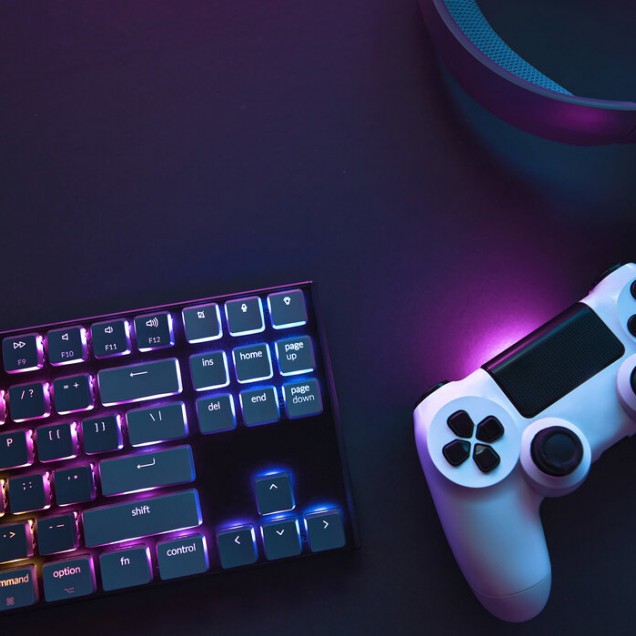 Wallpaper cu o tastatură rgb și un joystick cu o iluminare vibrantă, pe un fundal violet
