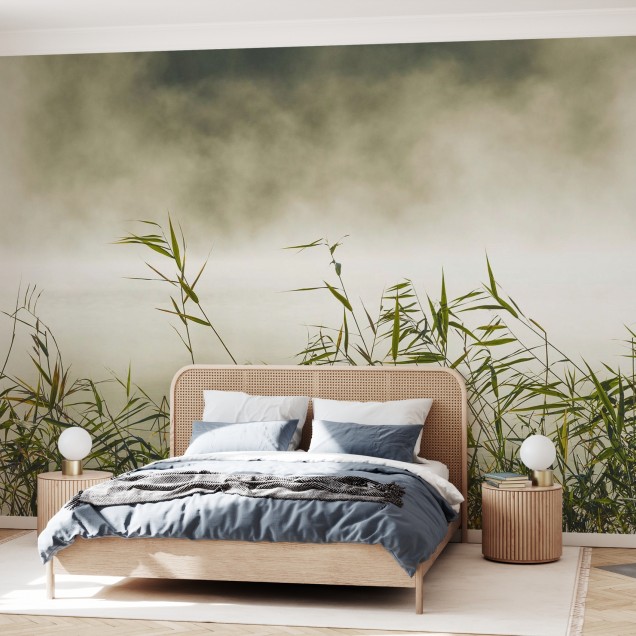 Decor de perete cu o imagine a unei câmpii cu stuf, acoperite de o ceață ușoară. Imaginea este decorată cu un fundal verde și stuf verde.