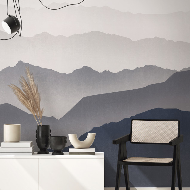 Wallpaper cu design minimalist cu munți în tonuri de albastru și gri deschis, perfect pentru un living modern.
