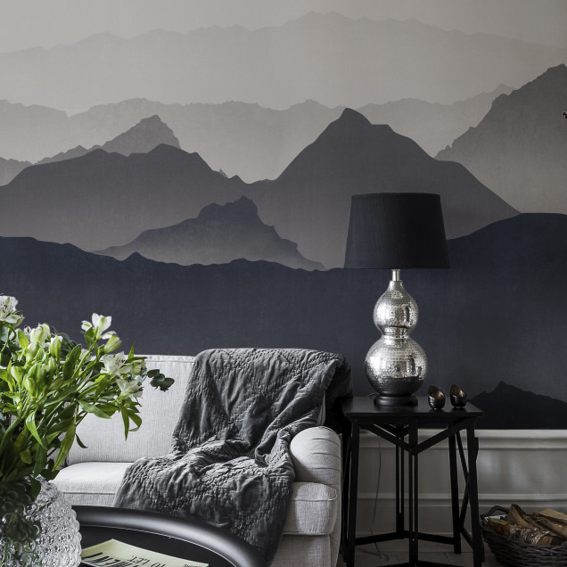 Wallpaper cu design minimalist cu munți în tonuri de albastru și gri deschis, perfect pentru un living modern.