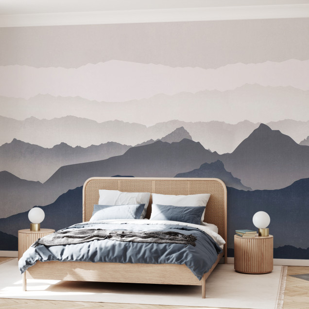 Wallpaper cu design minimalist cu munți în tonuri de albastru și gri deschis, perfect pentru un living modern.