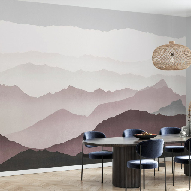 Tapet cu design abstract de munți în nuanțe de violet, gri și alb.