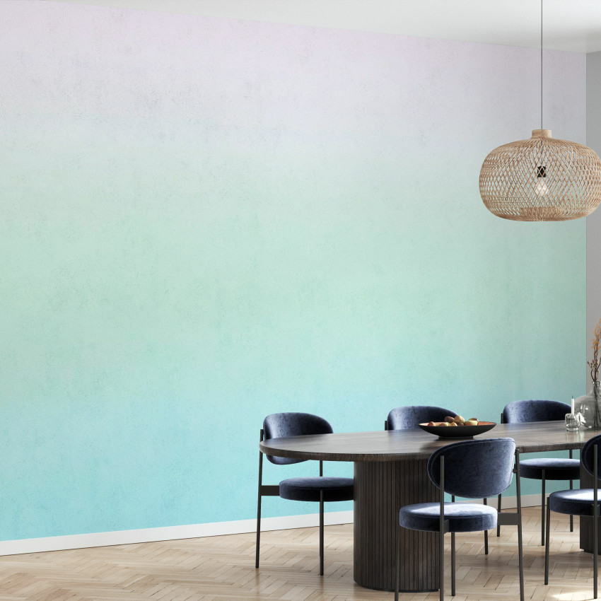 Tapet Polar Sunset cu degradeuri de culori pastelate, albastru si violet, aplicat pe un perete intr-un living modern