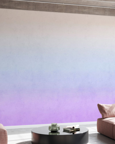 Tapet Polar Sunset cu degradeuri de culori pastelate, albastru si violet, aplicat pe un perete intr-un living modern