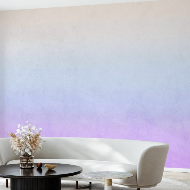 Tapet Polar Sunset cu degradeuri de culori pastelate, albastru si violet, aplicat pe un perete intr-un living modern