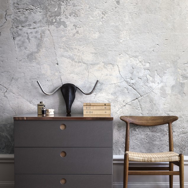 Wallpaper cu aspect de beton crăpat, perfect pentru un stil industrial modern.