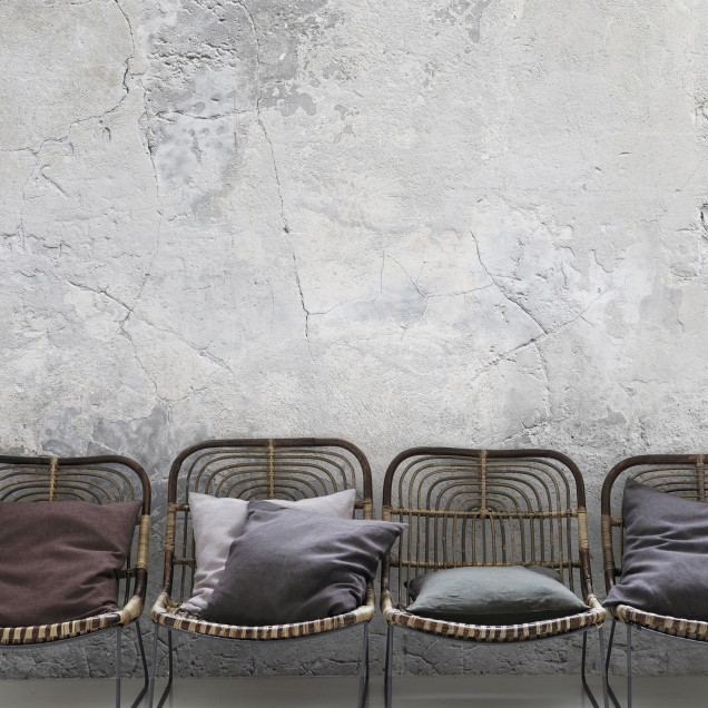Wallpaper cu aspect de beton crăpat, perfect pentru un stil industrial modern.