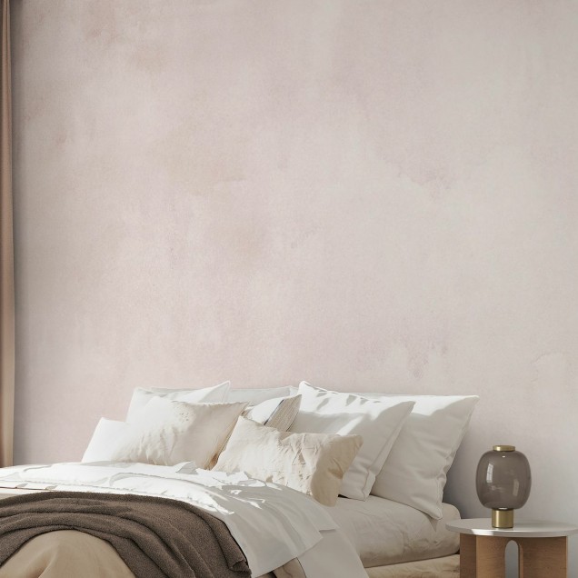 Wallpaper roz pal cu aspect de acuarelă, decorat cu un model subtil de nuanțe.