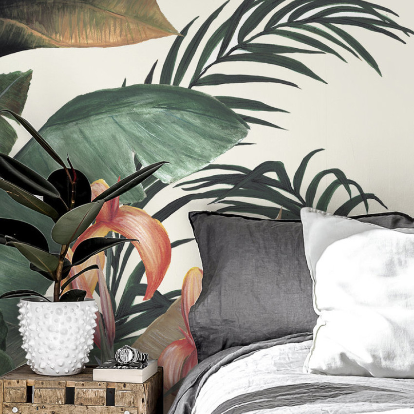 Tapet Tropical Humble Blush cu frunze de palmier in nuante de maro-roz