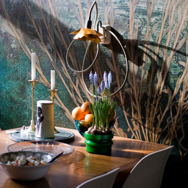Tapet cu design floral, cu plante uscate pe un fundal verde-albastru.