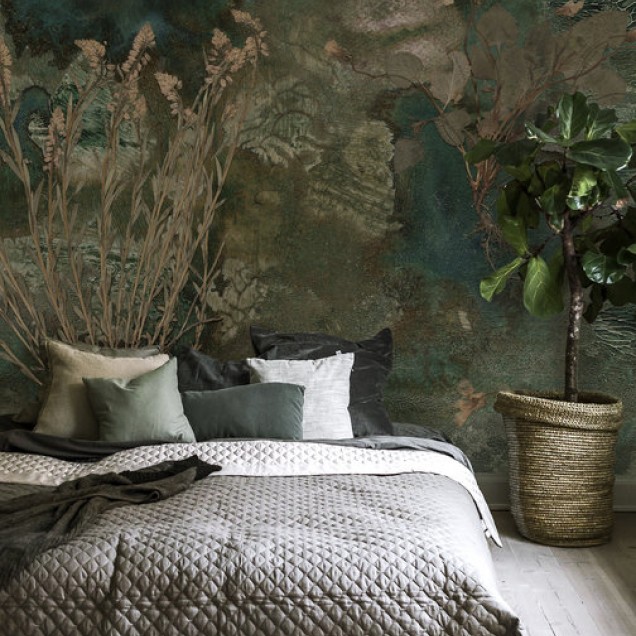 Tapet cu design floral, cu plante uscate pe un fundal verde-albastru.