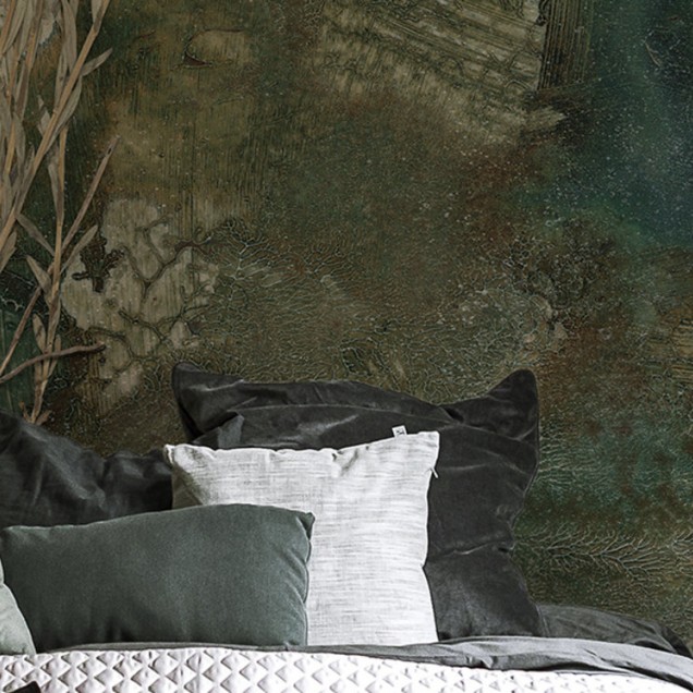 Tapet cu design floral, cu plante uscate pe un fundal verde-albastru.