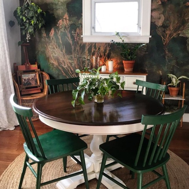Tapet cu design floral, cu plante uscate pe un fundal verde-albastru.