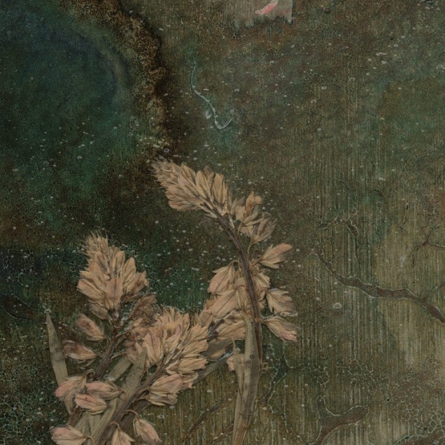 Tapet cu design floral, cu plante uscate pe un fundal verde-albastru.