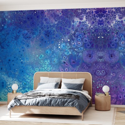 Tapet abstract Aura Aquatic cu modele fluide in nuante de albastru si violet. In imagine este prezentat tapetul montat intr-un dormitor cu un pat modern.
