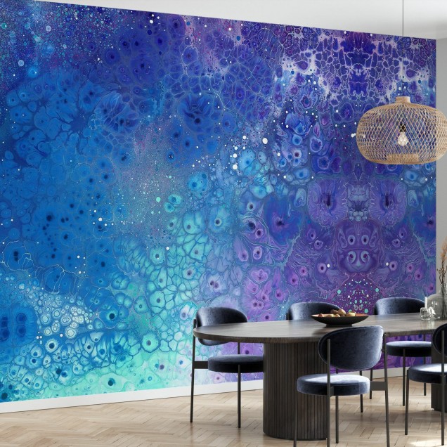 Tapet abstract Aura Aquatic cu modele fluide in nuante de albastru si violet. In imagine este prezentat tapetul montat intr-un dormitor cu un pat modern.