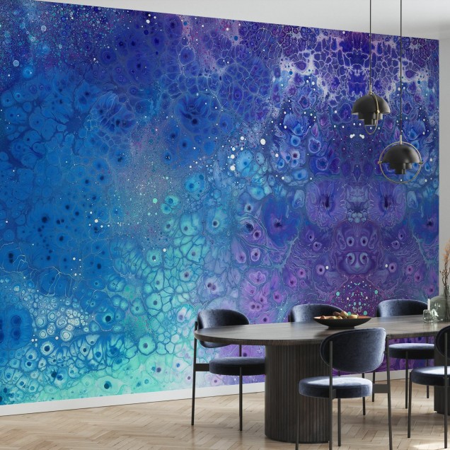 Tapet abstract Aura Aquatic cu modele fluide in nuante de albastru si violet. In imagine este prezentat tapetul montat intr-un dormitor cu un pat modern.